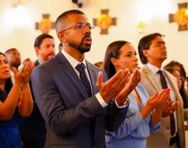 Eriton Ramos (PP) durante ato religioso na posse como prefeito de Candeias