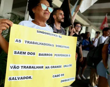 Milca Martins, presidenta do Sindomestico, durante o protesto contra o reajuste da tarifa de ônibus