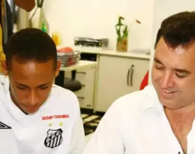 Neymar assina contrato pelo Santos ao lado de Marcelo Teixeira, que era presidente na época