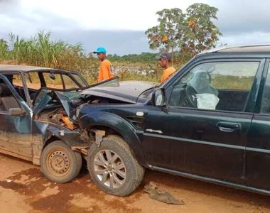 Batida entre carros causou a morte