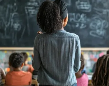 A realidade enfrentada por esses educadores nas salas de aula apresenta desafios que frequentemente vão além do que se imagina