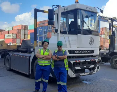 Mulheres que trabalham em porto