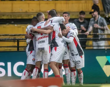 Jogadores do Vitória comemoram gol contra o Criciúma