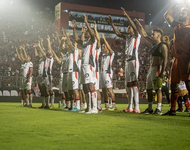 Jogadores do Vitória comemoram triunfo diante do Bragantino com a torcida