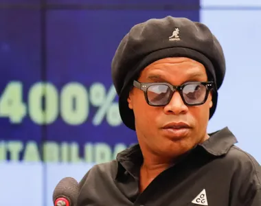 Ronaldinho Gaúcho lança Manual do Bruxo