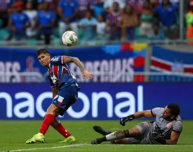 Ramos Mingo, zagueiro do Bahia, em lance com Lucas Arcanjo, goleiro do Vitória