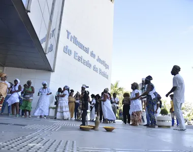 Grupo se reuniu na parte externa do Tribunal de Justiça da Bahia