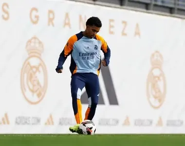 Atacante faz treino com bola em transição após se recuperar de lesão