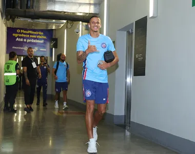 Luciano Juba chegando com a delegação tricolor no Mineirão