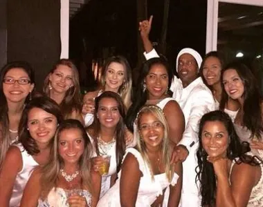 Todo de branco, Ronaldinho Gaúcho posa com 13 mulheres durante festa no Ano Novo Foto de 2025