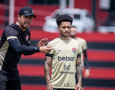 Thiago Carpini e Matheusinho em treino do Vitória