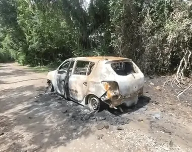 Carro da vítima foi incendiado