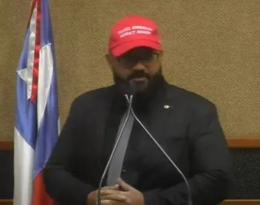 Leandro com boné em homenagem a Trump