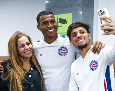 Jean Lucas e Biel com uma torcedora no aeroporto da capital baiana