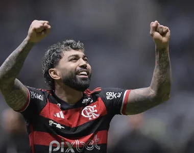 Gabigol comemora o pentacampeonato da Copa do Brasil diante do Atlético-MG