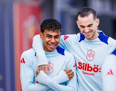 Yamal e Fabian Ruiz no treino da Espanha