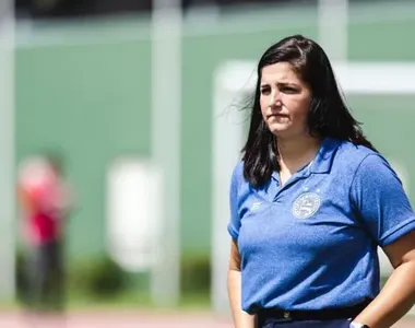 Dois meses depois de abraçar a proposta do Al-Ittihad, um dos grandões da Arábia Saudita, e 'meter o pé' da equipe feminina do Bahia, a técnico Lindsay Camila explicou sua saída do clube. A ex-comandante das Mulheres de Aço até citou a vontade de conhecer uma nova cultura, mas foi sincera ao dizer que a grana pesou bastante na decisão.

"É aquela história de que o trem passa uma vez só. Não estou milionária e nem vou ficar milionária, mas eu nunca imaginei ganhar da forma que eu vou ganhar aqui", disse a treinadora em entrevista ao Globo Esporte.

Contratada pelo Esquadrão em janeiro deste ano, Lindsay chegou com a meta de conseguir o acesso à Série A1 do Brasileirão Feminino. Após subir o time e ainda como campeão da A2, a treinadora pulou apenas alguns meses depois, em agosto deste ano.

"Não vou ser hipócrita, claro que é muito interessante conhecer uma cultura diferente, mas, na verdade, os motivos são esses, a parte monetária e a possibilidade de ser campeã, quero muito ganhar aqui", concluiu Lindsay sobre deixar o Bahia.

Lindsay Camila na beira do campo comandando o Bahia