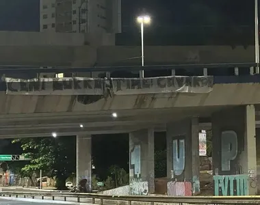 Faixa e boneco de Judas enforcado com foto de Rogério Ceni em Viaduto próximo à Arena Fonte Nova