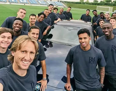 Jogadores foram presenteados com os carros nesta quinta-feira (26)