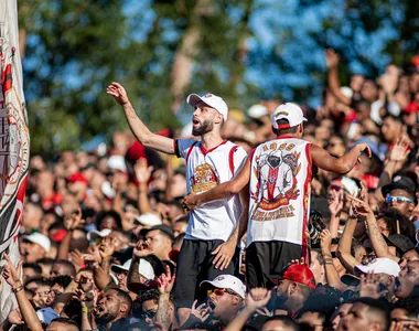 Zagueiro do Leão, Wagner Leonardo surge em meio a torcida