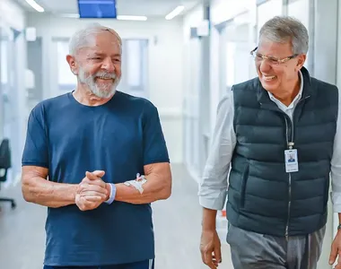 Lula ao lado de médico enquanto caminhava em hospital