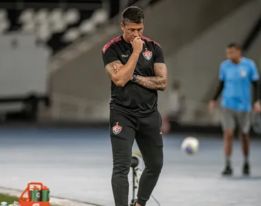 Thiago Carpini pensativo durante o jogo