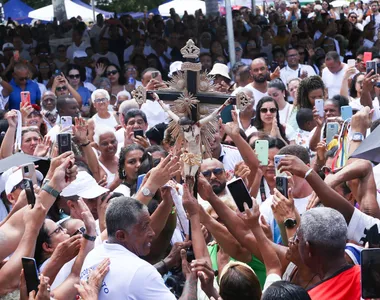 Fiéis lotam a Basílica do Bonfim