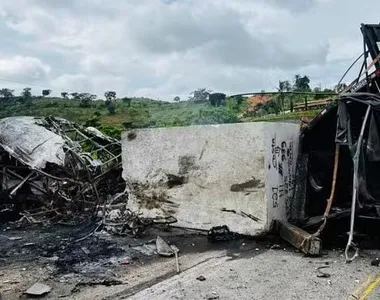 Ônibus pegou fogo após bater na carreta que transportava uma pedra de granito