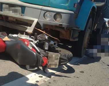 Moto foi parar embaixo do caminhão