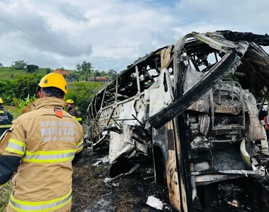 Ônibus ficou totalmente destruído