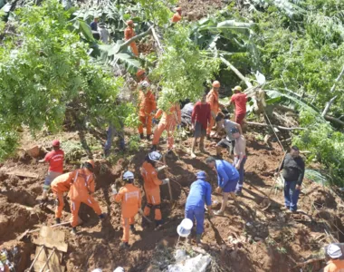 Bombeiros e voluntários buscam vítimas soterradas após deslizamento na Saramandaia