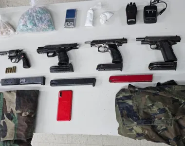 Armas, carregadores e drogas foram apreendidos na ação