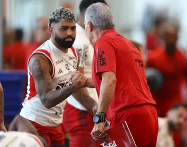 Gabigol cumprimenta Tite na chegada do treinador ao Flamengo