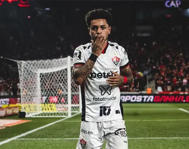 Matheuzinho comemorando gol diante do Furacão, na Arena da Baixada