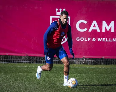 Gilberto em treino pelo Bahia, em Girona, Espanha