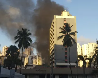 Fogo de grande proporção acontece na tarde deste domingo (2)