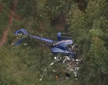 Piloto e menina são resgatados de local de queda de helicóptero em Caieiras, na Grande SP.