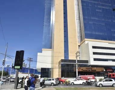 Povo se aglomera em frente ao edifício que pegou fogo