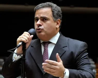Jonga ‘tacou o pau’ no pedido de expulsão do PL