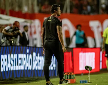 Thiago Carpini durante jogo Vitória x Corinthians