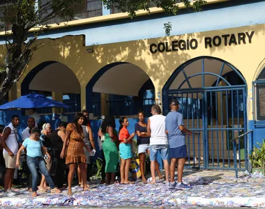 Eleitores aguardando abertura dos portões em Itapuã