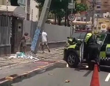 Viatura da Transalvador colide com poste no Rio Vermelho