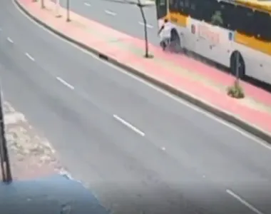 Homem foi atingido por ônibus da Integra e colidiu com um poste