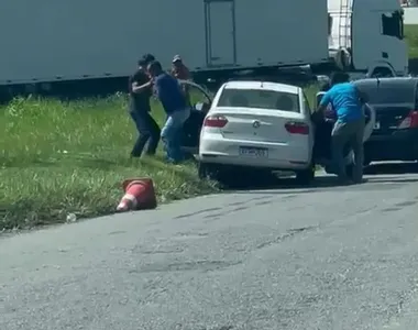 Homem foi retirado à força e colocado em outro carro