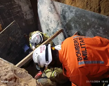 Fábio, de 27 anos, caiu no buraco de uma obra que está sendo realizada em sua própria casa