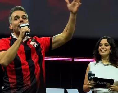 Wagner Moura com o manto vermelho e preto