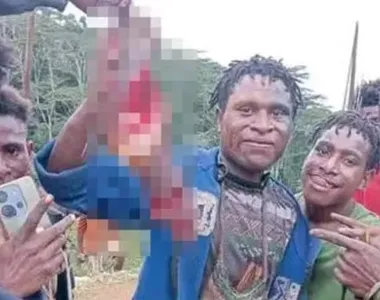 Membros da gangue canibal exibiram um pé humano decepado