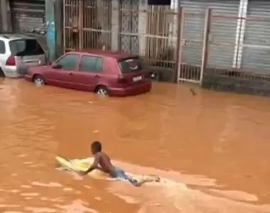 Moradores se arriscam nas ruas de Salvador