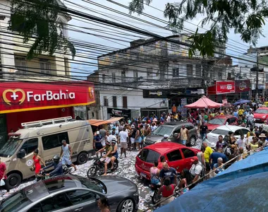 Trânsito ficou complicado em frente ao Colégio Duque de Caxias