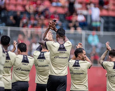 Jogadores do Vitória agradecem presença de torcedores durante treino aberto